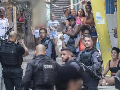 Rio de Janeiro, giorno di sangue. La polizia fa strage nella favela