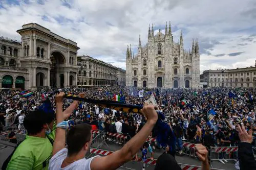 Ormai il distanziamento è tra le regole e la realtà