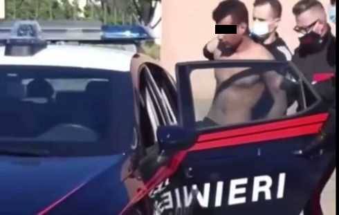 La lite, la bottiglia rotta, l'aggressione ai passanti: la furia dello straniero in strada