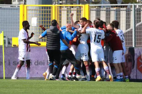 "Calci e pugni affinché il papà capisca": l'aggressione choc dei tifosi della Salernitana