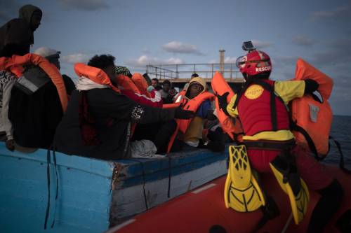 Arrivati altri 600 a Lampedusa. Allarme dei militari: pericolo epidemie
