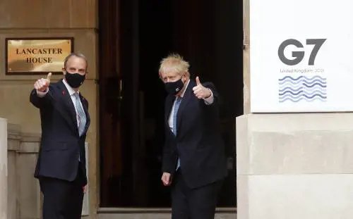 "Lascio il rischio di scegliere". Bojo "legalizza" gli abbracci 