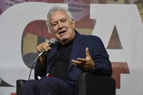 Spunta il festival dei pacifisti di sinistra. E alla guida c'è Santoro