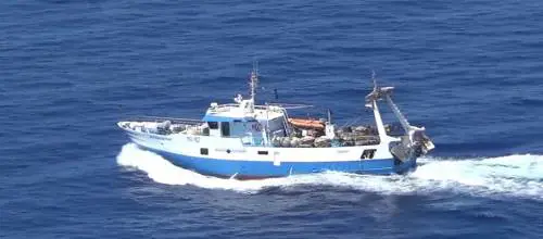 Speronamenti e lanci di pietre: nuovo attacco a un peschereccio italiano