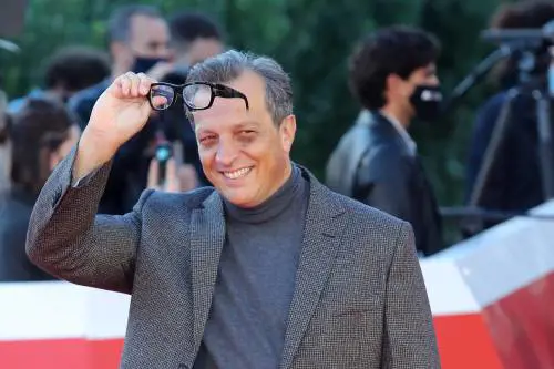 "A chi dà conto?", "Complottista". Muccino contro Conte scatena la polemica