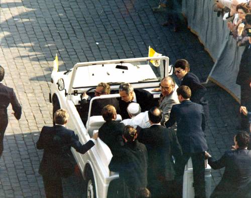 Quarant'anni fa l'attentato a Papa Wojtyla. Ma movente e regia restano un mistero