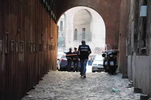 "Era uno di colore... aveva il coltello". Così è stata stuprata la cuoca in mensa