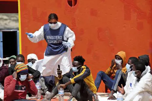 Cinque navi quarantena per 3.500 migranti: ecco il piano del Viminale