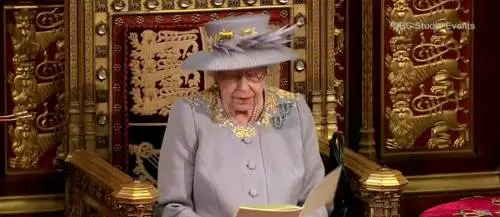 La Regina riappare in pubblico. Scompare il trono di Filippo