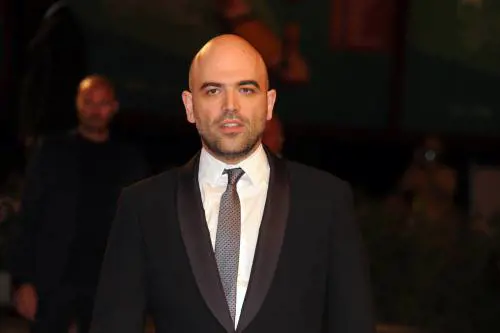 Il fuoco amico che imbarazza Saviano