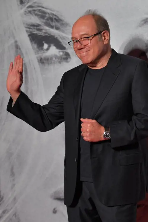 Nella "Vita da Carlo" spunta perfino il palco di Sanremo