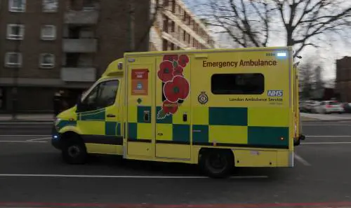 Si alza pochi minuti dal letto e il fidanzato la massacra di botte