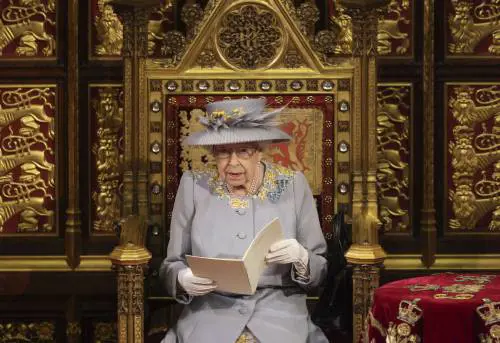 La Regina omaggia Filippo con una birra. (E intanto ci guadagna)
