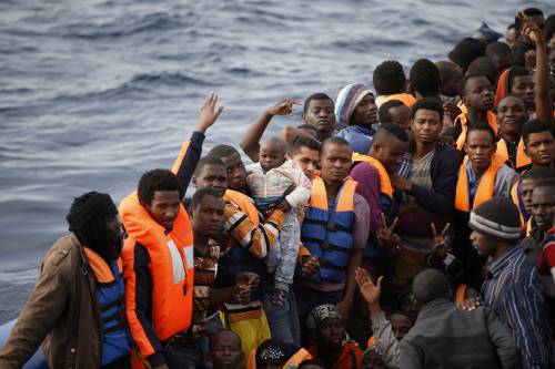 Tensione alle stelle in Libia. Bomba migranti sull’Italia