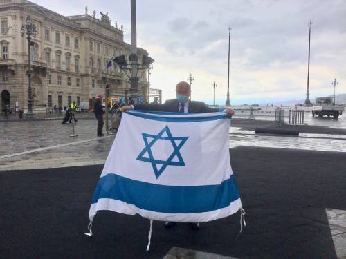 Trieste, il sindaco in piazza con la stella di David