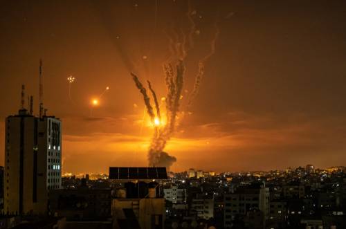 Gaza, raid sul palazzo dei media. Distrutte le sedi Ap e Al Jazeera