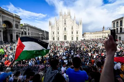 "Allah Akbar" e bandiere israeliane bruciate: ecco la piazza pro Palestina