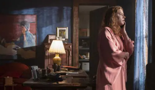 “La donna alla finestra”, film alla Hitchcock, spreca un cast stellare