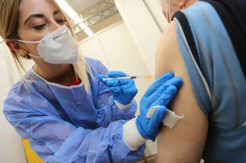 Vaccini, spunta il piano B che salva le ferie