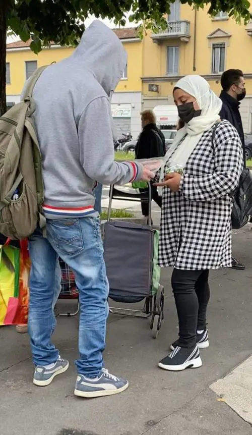 Il suk degli stranieri: che fine fa il cibo per i poveri