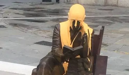 Il vergognoso gesto su D'Annunzio: imbrattata la statua