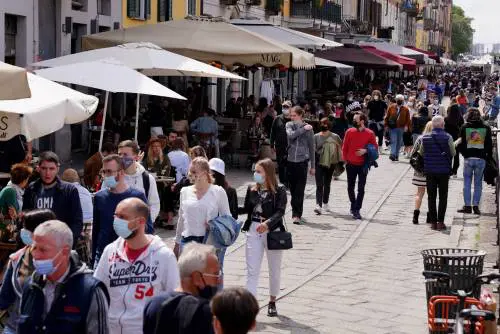 "Via le mascherine all'aperto": cosa dicono gli esperti