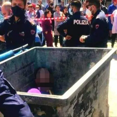 "Sei un pedofilo". Folla lo lincia e lo getta nel cassonetto