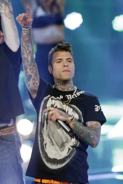 "Fedez mi ha censurato". Così il rapper ha bloccato il prete 