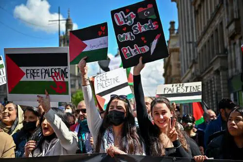 Gli attacchi antisemiti in crescita in Occidente. Merkel: "Vergognoso"