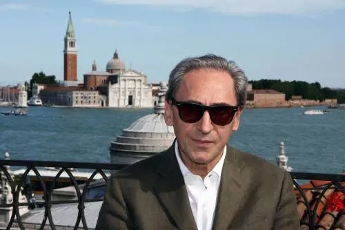 Dall'Alighieri a Battiato, la poesia è arte immateriale