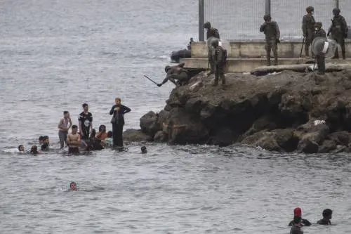 In Spagna la sinistra schiera l'esercito. Salvini: "E da noi...?"
