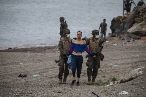 L'assalto, poi lo sfondamento: così i migranti entrano in Europa