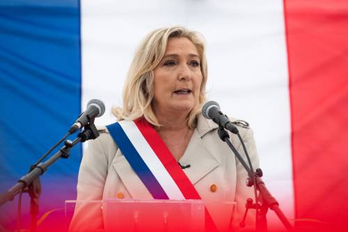 "Fuori, razzista": l'aggressione choc alla Le Pen