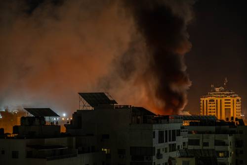 Gaza, colpiti 120 obiettivi. Israele: "I nostri nemici impareranno la lezione"