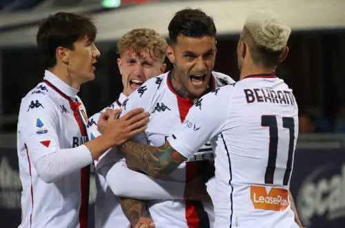 Papà Scamacca irrompe a Trigoria: con una spranga distrugge le auto