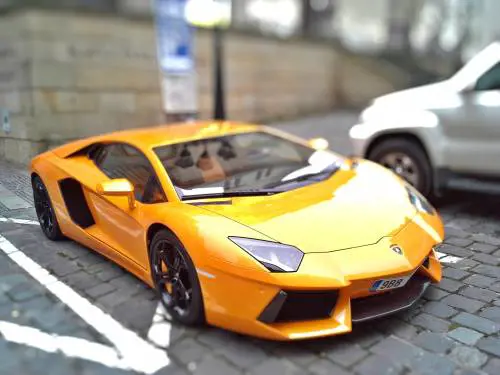 Anche Lamborghini sulla via elettrica. Un Suv a emissioni zero dopo il 2025