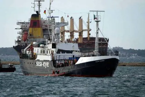 Lo dicono le regole: perché Sea Eye deve portare i migranti in Germania