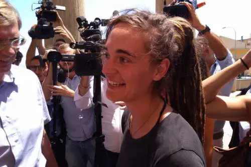 Si può speronare la Gdf in mare: il Gip salva la Rackete