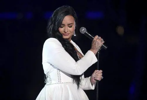 "Demi Lovato come il Mago Otelma" e scoppia la polemica sull'attrice Michela Giraud