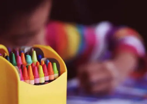 Scuola, i genitori litigano. Il giudice: scelga il bimbo