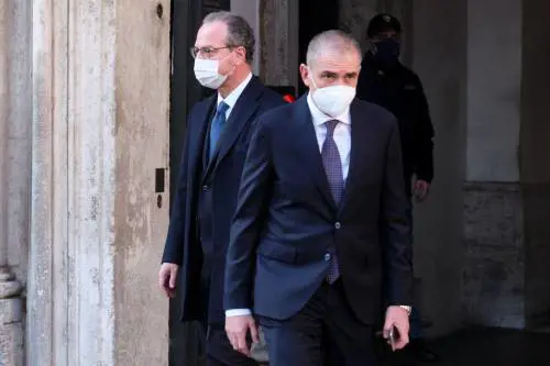 Hub vaccinali nelle scuole per convincere i giovani