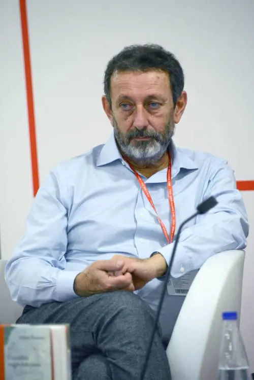 Cantanti e vip ma la sinistra va in frantumi sulla piazza di Serra