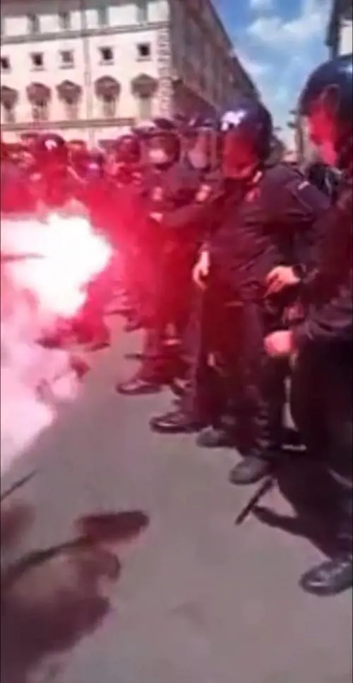 Tolgono il casco al carabiniere per pestarlo. L'odio choc dei manifestanti rossi