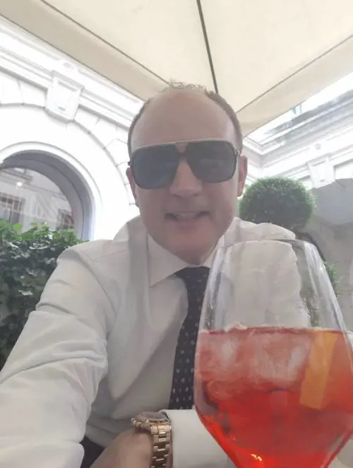 Il padre affettuoso e il cacciatore rampante: le due vite dell'imprenditore che si fingeva 007