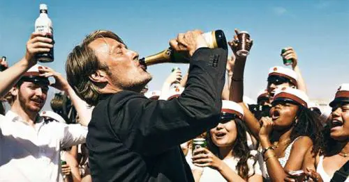 "Un altro giro": il potere ingannevole dell’alcool e delle scorciatoie