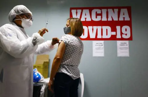 Una dose al 40%. Vaccini ai giovani: tolti i limiti d'età. I piani regionali