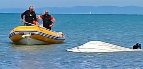 Il colpo di coda, poi la lotta in mare: "Io attaccato dallo squalo"