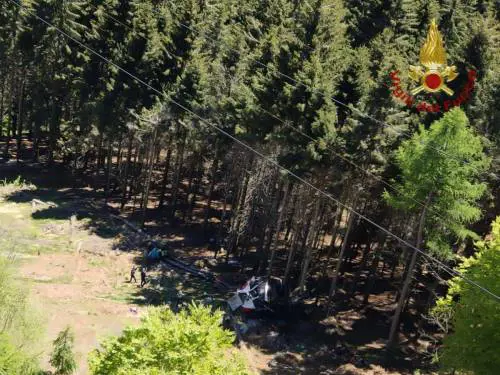 Stresa, cede il cavo e la funivia precipita nel vuoto