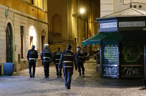 Bombe carta contro i vigili dai ribelli del coprifuoco 