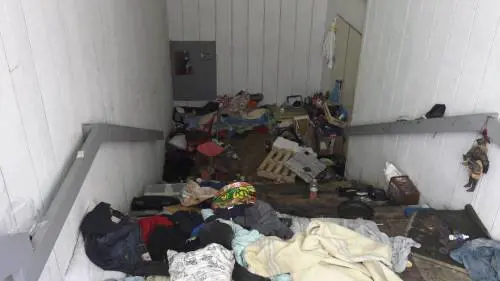 "Prima la sassata, poi la bottiglia...". Paura nel quartiere ostaggio dei migranti